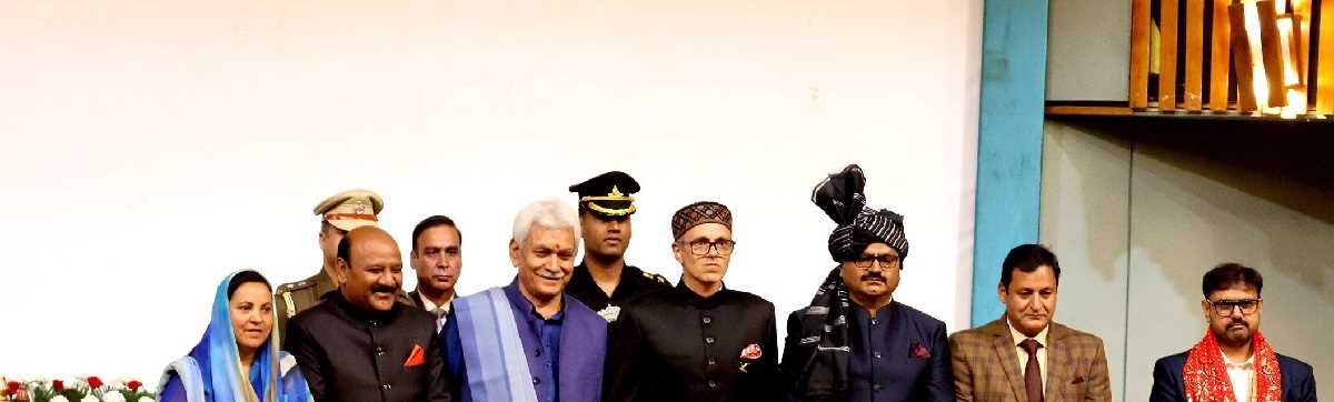 जम्मू कश्मीर के नए मुख्यमंत्री बने उमर अब्दुल्ला, उपराज्यपाल मनोज सिन्हा ने दिलाई शपथ जम्मू कश्मीर के नए मुख्यमंत्री बने उमर अब्दुल्ला, उपराज्यपाल मनोज सिन्हा ने दिलाई शपथ